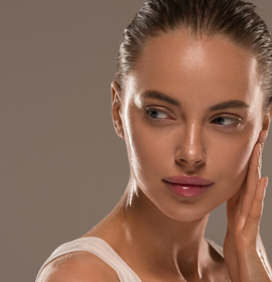 A close of up a woman with clear skin looking to the side.